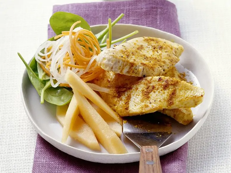 Putenschnitzel mit Gemüsesalat