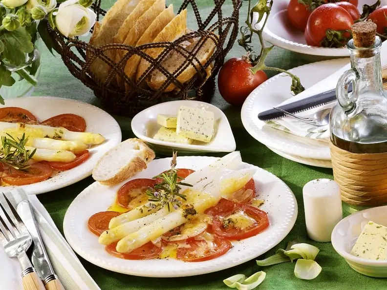 Gratinierter Spargel auf Tomaten