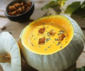 Muskatkürbissuppe mit Sellerie und Croutons