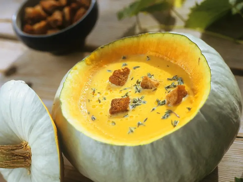 Muskatkürbissuppe mit Sellerie und Croutons