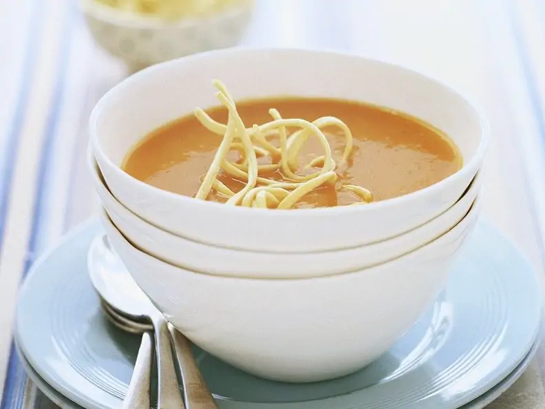 Tomatensuppe mit Nudeln