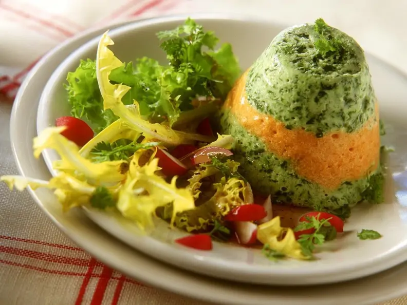 Gemüseflan mit Blattsalat