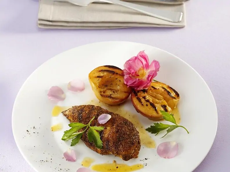 Hähnchenbrust und Pfirsich vom Grill