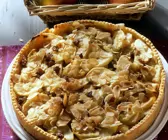 Mürbeteig-Apfelkuchen mit Mandeln und Rosinen