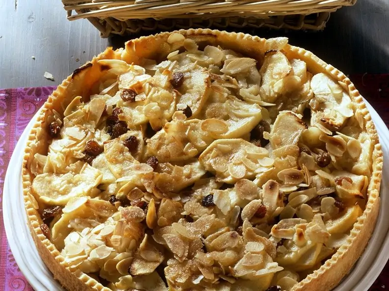 Mürbeteig-Apfelkuchen mit Mandeln und Rosinen