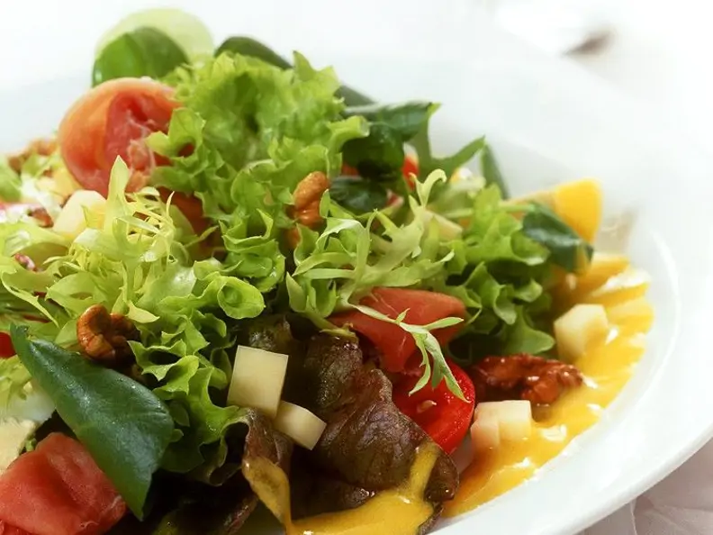 Gemischter Blattsalat mit Senfdressing