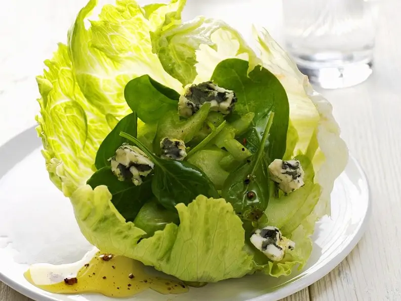 Blattsalat mit Spinat und Käse
