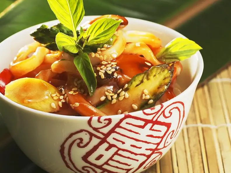 Aisiatische Gemüse-Nudelsuppe