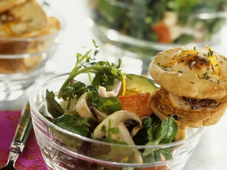 Salat mit Surimi und Pilzen