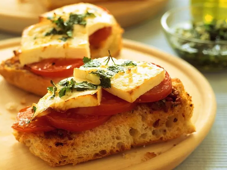 Tomaten-Crostini mit Käse