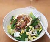 Blattsalat mit gebratener Pute und Pilzen