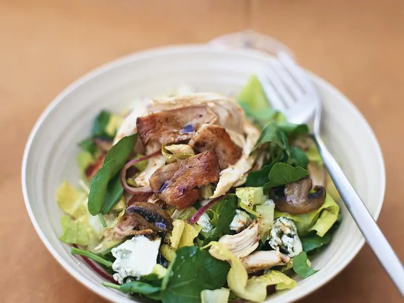 Blattsalat mit gebratener Pute und Pilzen