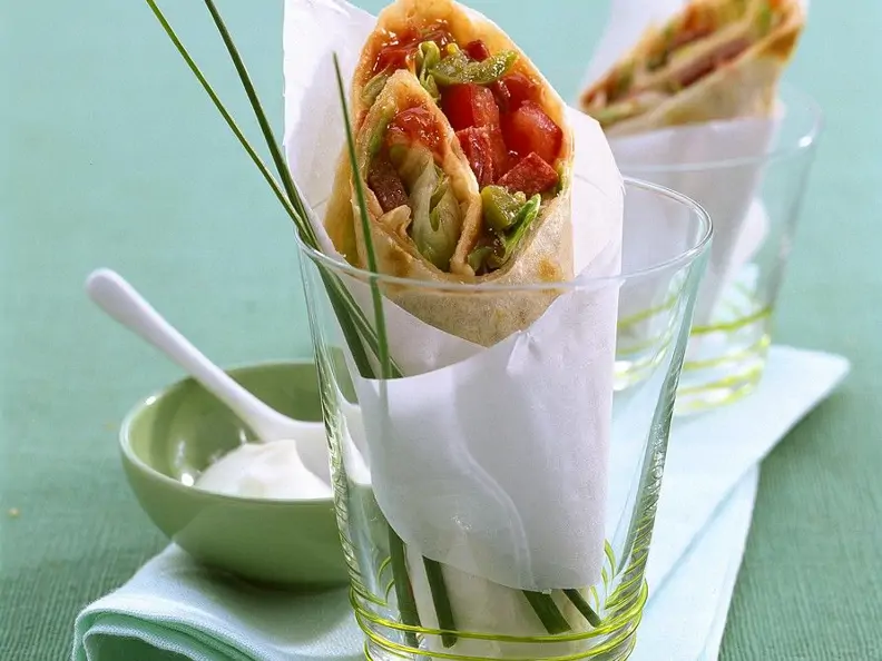 Wraps mit pikanter Salatfüllung