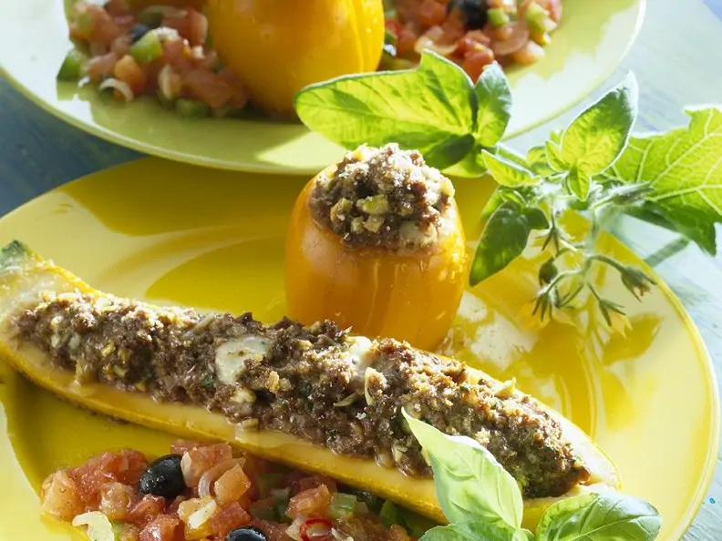 Zucchin und Tomaten mit Hackfleischfüllung