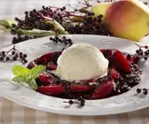 Birnenkompott mit Holunder und Eis
