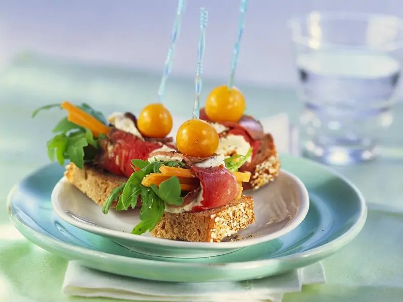 Häppchen mit gefüllten Roastbeefröllchen