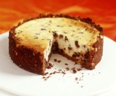 Stracciatella-Käsekuchen mit Macadamianüssen