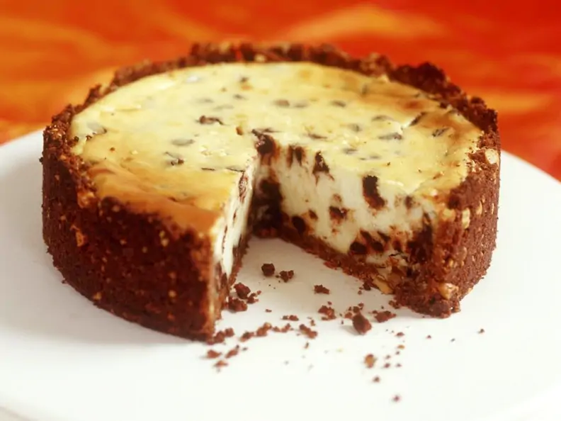 Stracciatella-Käsekuchen mit Macadamianüssen
