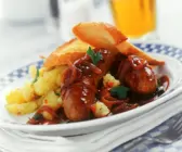 Wurst in Zwiebelsauce