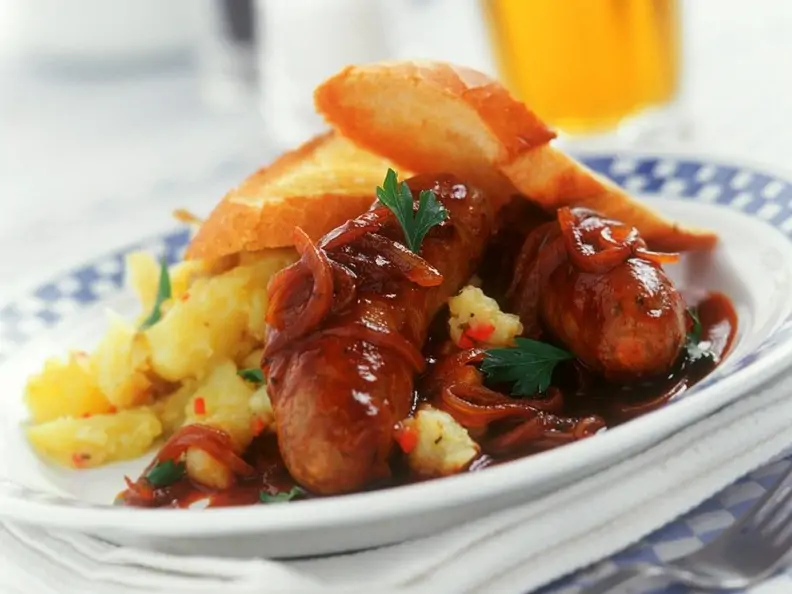 Wurst in Zwiebelsauce