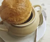 Rote Bete Suppe mit Blätterteighaube