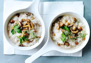 Hafer-Porridge mit Pilzen und Kräutern
