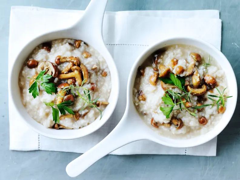 Hafer-Porridge mit Pilzen und Kräutern