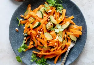 Möhren-Tagliatelle mit Pinienkernen