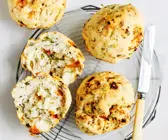 Brötchen mit getrockneten Tomaten und Basilikum