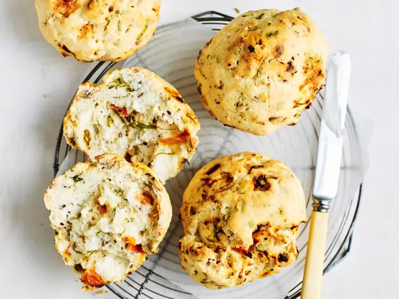 Brötchen mit getrockneten Tomaten und Basilikum