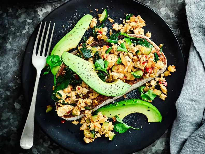 Tofu-Crumble mit Avocado