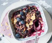 Gebackene Haferflocken mit Heidelbeeren