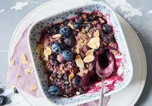 Gebackene Haferflocken mit Heidelbeeren