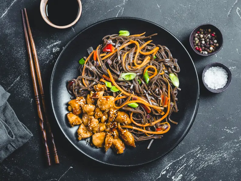 Teriyaki-Hähnchen mit Sobanudeln