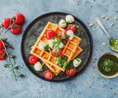 Linsenwaffeln mit Tomaten, Mozzarella und Bärlauch-Pesto