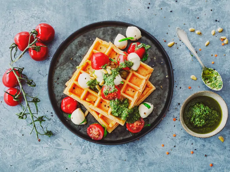 Linsenwaffeln mit Tomaten, Mozzarella und Bärlauch-Pesto