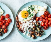 English Breakfast mit Spiegelei, Pilzen und Tomaten