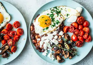 English Breakfast mit Spiegelei, Pilzen und Tomaten