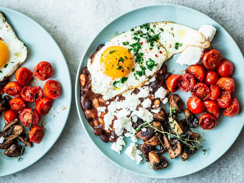 English Breakfast mit Spiegelei, Pilzen und Tomaten
