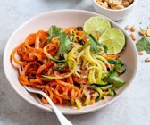 Gemüsenudeln mit Erdnusssauce