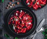 Rote-Bete-Pappardelle mit Ziegenkäse