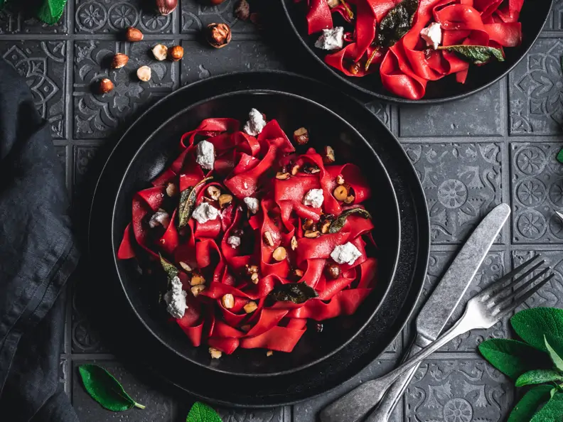 Rote-Bete-Pappardelle mit Ziegenkäse