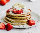 Mohn-Pancakes mit Erdbeeren