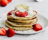 Mohn-Pancakes mit Erdbeeren