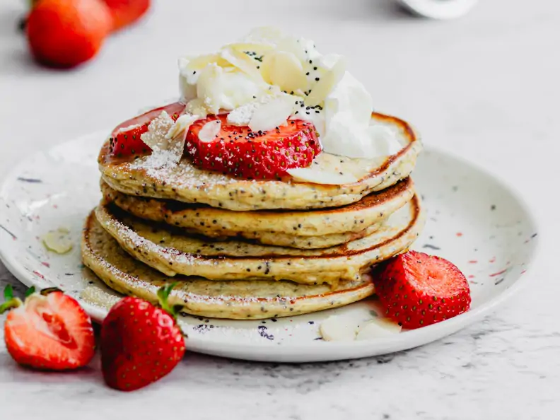 Mohn-Pancakes mit Erdbeeren