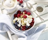 Frühstücks-Bowl mit körnigem Frischkäse