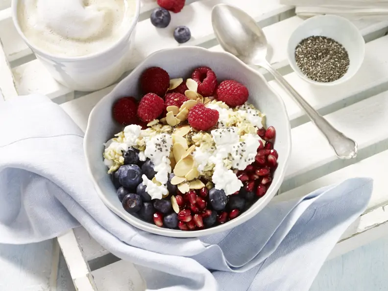 Frühstücks-Bowl mit körnigem Frischkäse