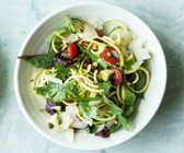 Zoodle-Salat mit Avocado