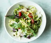 Zoodle-Salat mit Avocado