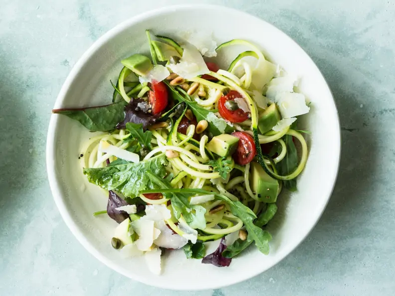 Zoodle-Salat mit Avocado